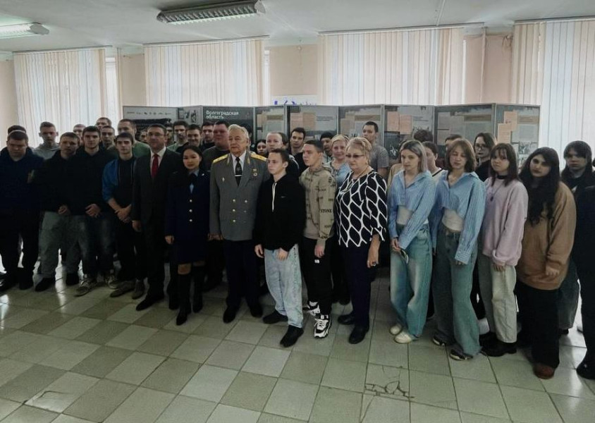 С.Д. Назаров среди участников мероприятия по экспонированию передвижной историко-документальной выставки "Без срока давности"